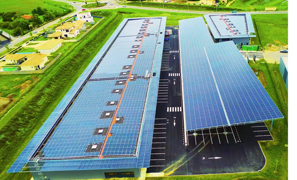Photo centrale solaire en toiture et ombrières de GreenYellow dans la zone de Ménude